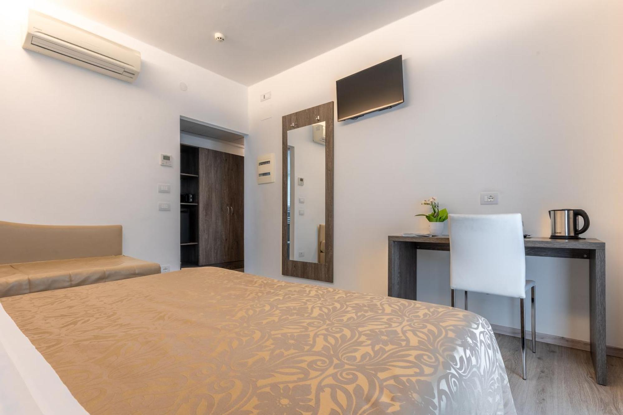 Hotel Italia Гарда Стая снимка